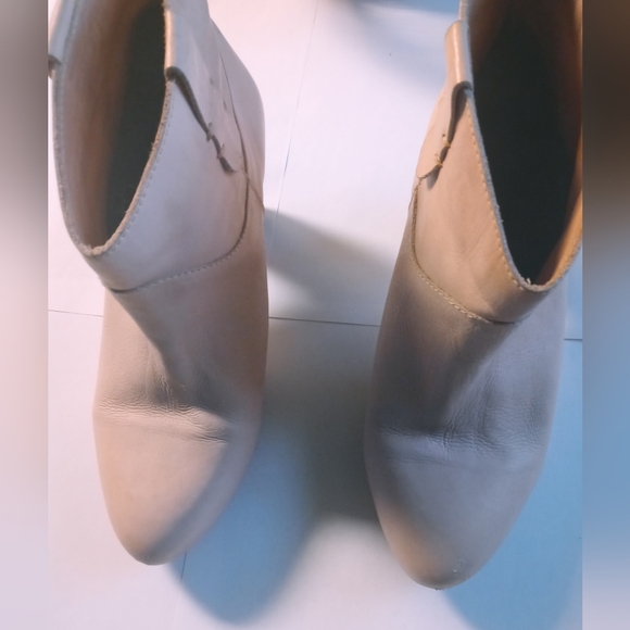 REBECCA MINKOFF women's sz 8.5 VINTAGE CREAM/BEIGE WESTERN STYLE ANKLE - Picture 2 of 10